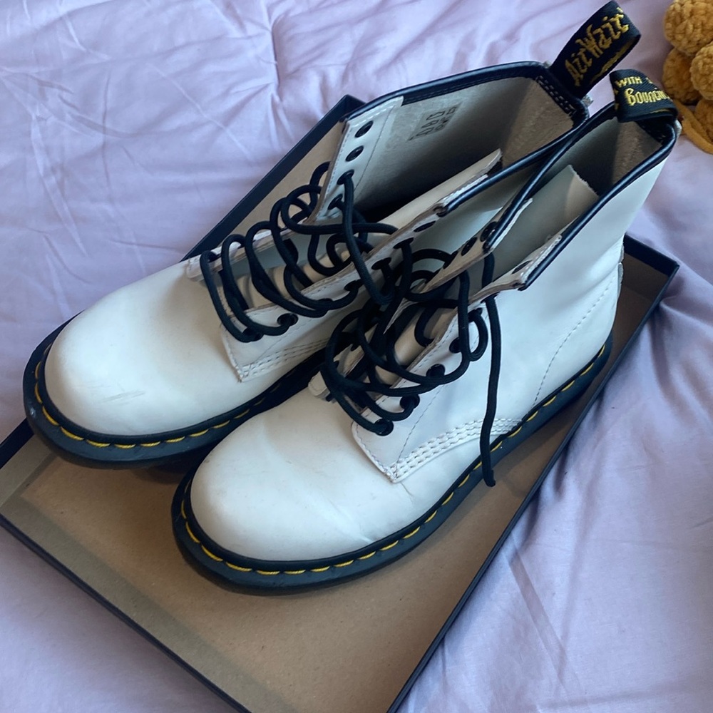 WHITE DR MARTENS